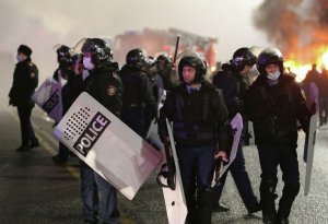 Qazaxıstanda ara qarışdı: Polislə etirazçılar toqquşdu - ŞOK VİDEO