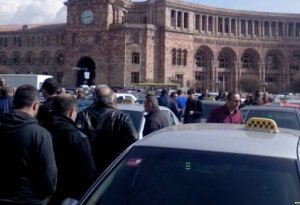 İki nəfər azərbaycanlı İrəvanda taksiyə mindi: Sürücü görün nə etdi - ŞOK HADİSƏ