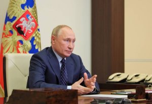 Putinin adı keçən iki şok qalmaqal və istefa