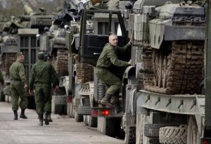 Rus ordusu Ukrayna ilə sərhəddə tələyə düşdü: Tanklar batır - VİDEO
