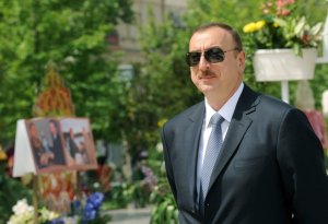 Prezident İlham Əliyev Moskvada naməlum əsgərin məzarını ziyarət edib