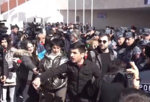 İrəvanda azərbaycanlı deputatlara etiraz edənlərə cinayət işi açıldı