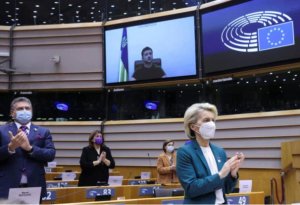 Avropa Parlamentində Zelenski ayaq üstə alqışlandı