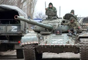 Rus hərbçilərdən Ukraynada daha bir vəhşilik - tankla maşının üzərindən keçdilər - FOTO