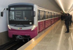 Bakı metrosunda qapıya əşya ilişdi, qatar 9 dəqiqə gecikdi
