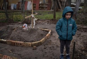 Ukraynada dəhşət: Anası öldürülən uşaq görün nə etdi - VİDEO
