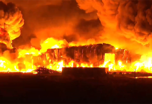 Пожар в промпарке «Азерсун» бушует. Население эвакуировано ОБНОВЛЕНО; ФОТО; ВИДЕО