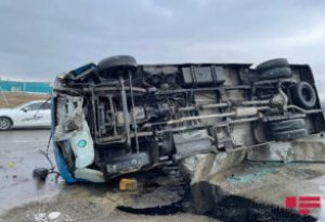 TƏCİLİ: Sumqayıtda avtobus qəzaya düşüdü – Yaralılar var