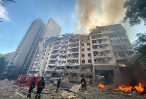 Ракетные удары по Киеву: двух жителей госпитализировали, под завалами остаются люди
