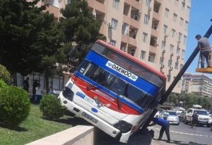 Bakıda marşrut avtobusu qəzaya uğrayıb