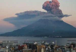 Yaponiyada vulkan püskürdü: Əhaliyə xəbərdarlıq edildi - VİDEO