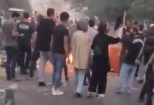 Tehranda etirazçılar prospekti bağlayıblar - VİDEO