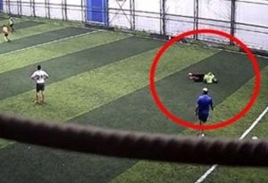 29 yaşlı gənc futbol oynayarkən vəfat etdi - VİDEO
