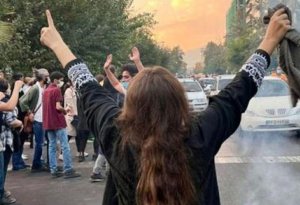 İranda gənclərlə polis arasında silahlı insident baş verdi - VİDEO