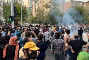 İranda etirazçılara gözyaşardıcı qaz atıldı - VİDEO