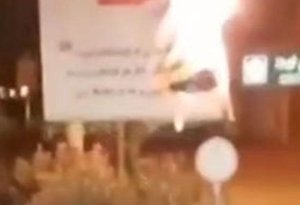 İranda Xameneinin baneri yandırıldı - VİDEO