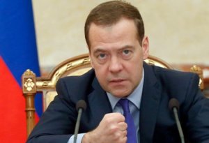 Medvedev Makronun ittihamlarına cavab verdi: 