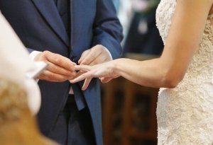 Azərbaycanlı müğənni bloqer ilə nişanlandı - FOTO