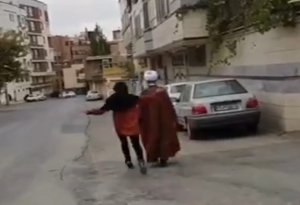 İranda hicabsız qadın mollanın başına şillə vurub qaçdı - VİDEO