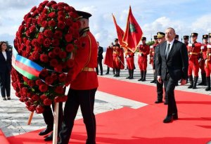 İlham Əliyev “Mother Albaniya” abidəsini ziyarət etdi