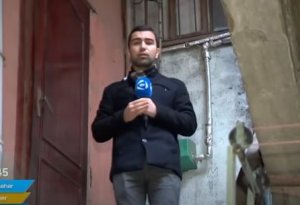 Problemli binadan çəkiliş edən jurnalist canlı yayımda pilləkəndən yıxıldı - ANBAAN VİDEO
