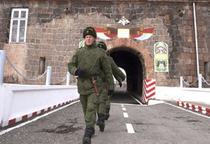 Ermənistan Gümrüdəki Rusiya hərbi bazasını blokada ilə hədələyir