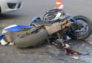 Gəncədə avtomobil motosikletçini vurub