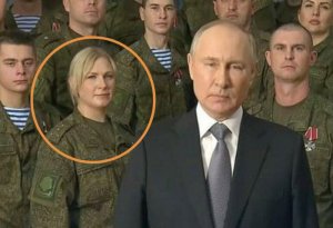 Putinin arxasında dayanan bu qadın kimdir? - FOTO/VİDEO
