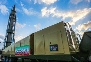 İran yeni raketini göstərdi:Üzərində görün nə yazılıb - FOTO