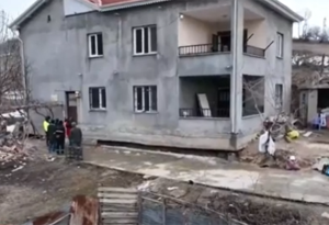 Zəlzələ evi havaya qaldırıb yerini dəyişdi -  ŞOK Video