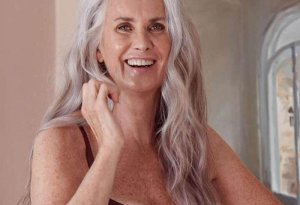 63 yaşlı qadın reklam üçün soyundu - FOTO