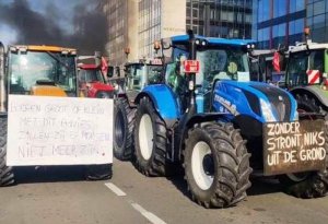 Minlərlə traktor Brüsselin mərkəzini bağladı - VİDEO