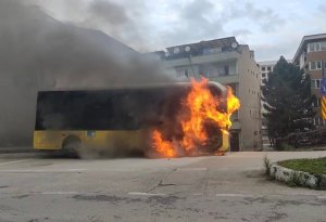 Avtobus şəhərində ortasında yandı - VİDEO