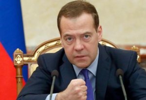 Medvedev Almaniyanın müdafiə nazirini Berlində parad keçirməklə hədələyib
