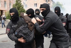 İrəvanda şok: Azərbaycanlı ilə erməni polis dalaşdı