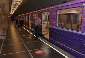 Bakı metrosunda dəhşətli anlar: Kişi qatar yoluna düşdü