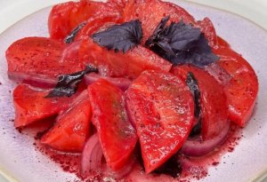 Yaz və yay aylarının ən çox sevilən pomidor salatı - VİDEO