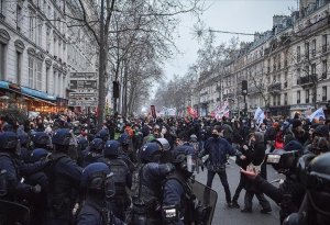 Fransada etiraz aksiyalarında 100-dən çox polis yaralanıb