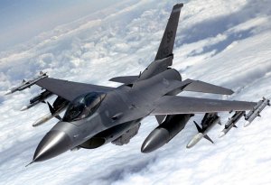 Niderland ukraynalı pilotlara “F-16” qırıcıları üzrə təlimlər keçəcək