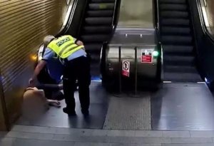 Metroda dəhşət:Eskalator tərsinə fırlandı - VİDEO