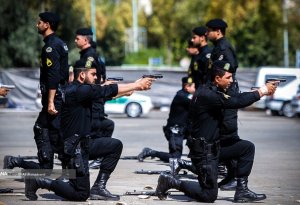 İranda polislər güllələndi