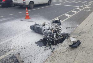 BMV-yə çırpılan motosiklet yandı  — VİDEO