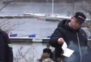 İraqdan olan qaçqın Stokholmda Quranı yandırıb
