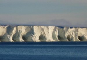 Dünyanın ən böyük aysberqi Antarktida boyunca aktiv sürüşməyə başlayıb