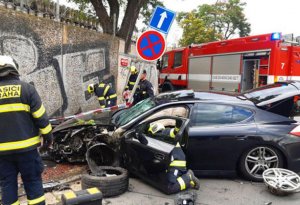 Azərbaycanlı Çexiyada “Porsche” ilə polisdən qaçdı, qəzaya düşdü - FOTO