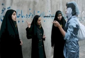 İranda gənc qız əxlaq polisini döydü
