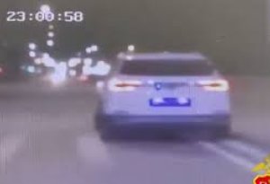 Polis qaçan sürücünün maşının güllələdi - VİDEO