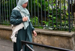 Fransada müsəlman geyimində olan qızların dərsə buraxılması qadağan edilib