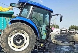 Traktorla avtobus toqquşdu: Xeyli yaralı var