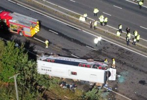 İngiltərədə məktəb avtobusu aşıb: 2 nəfər ölüb